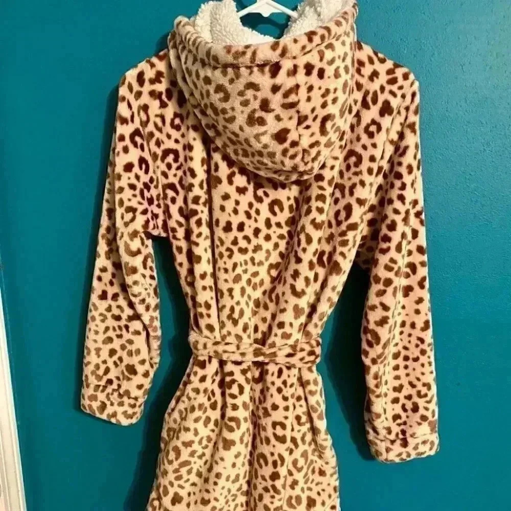 Colsie Cozy Leopard Robe w/ Hood - Picture 5 of 7